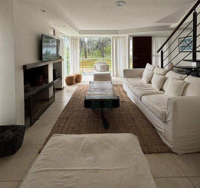 Moderna casa en alquiler y venta sobre Montoya, La Barra a 2 cuadras del mar.